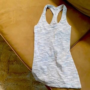 Lulu lemon tank. Never worn size 2!